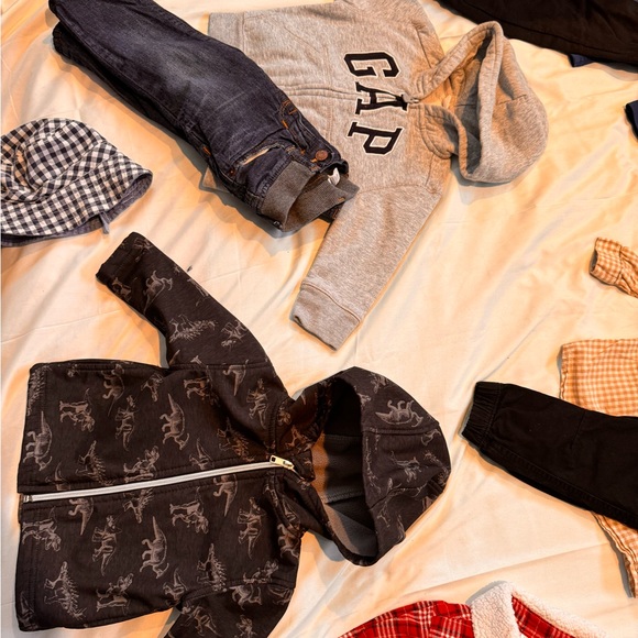 34 pieces. 16 matching outfits 12 and 12 to 18 months - Picture 6 of 9